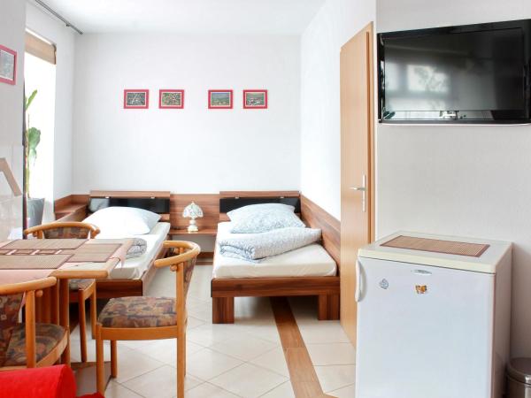 Pension Pieschen Dresden : photo 7 de la chambre chambre quadruple avec salle de bains