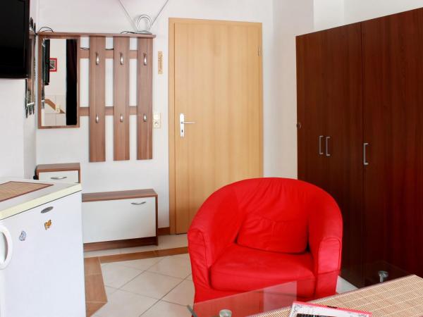 Pension Pieschen Dresden : photo 6 de la chambre chambre quadruple avec salle de bains
