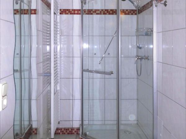 Pension Pieschen Dresden : photo 10 de la chambre chambre quadruple avec salle de bains