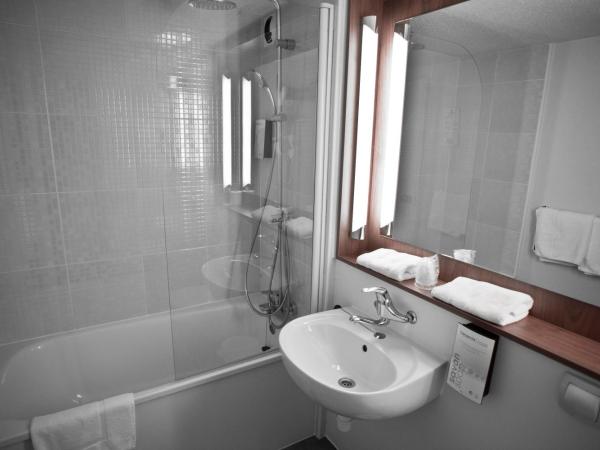 Campanile Ales Centre - Cévennes : photo 2 de la chambre chambre quadruple (1 lit double et 2 lits simples)