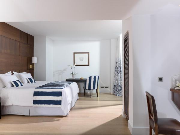 Aquila Atlantis Hotel : photo 2 de la chambre grand suite vue port