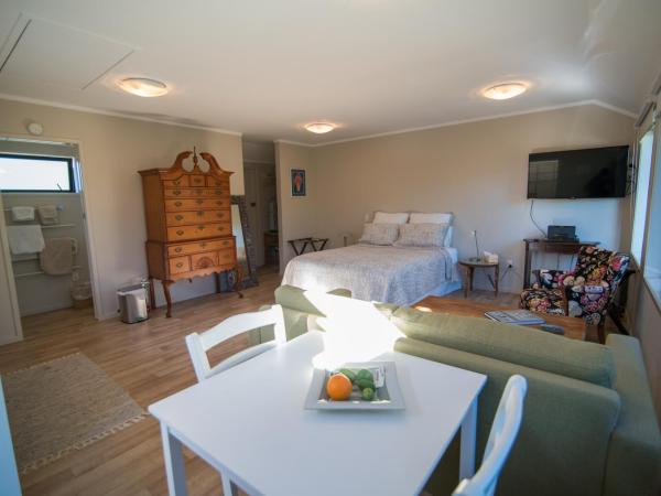 Terry and Cindy's Bed and Breakfast : photo 6 de la chambre chambre lit queen-size - vue sur jardin