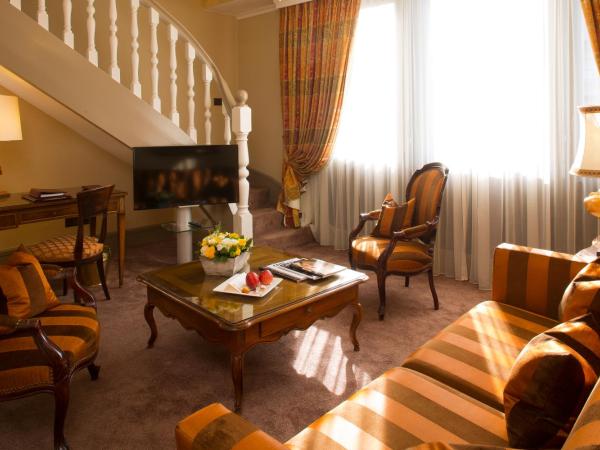 Hôtel de la Cigogne : photo 4 de la chambre suite en duplex avec lit queen-size