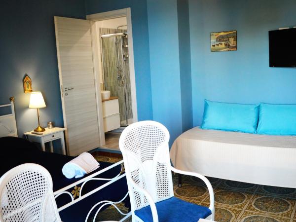 B&B A Due Passi Dal Mare : photo 4 de la chambre chambre triple supérieure - vue sur mer