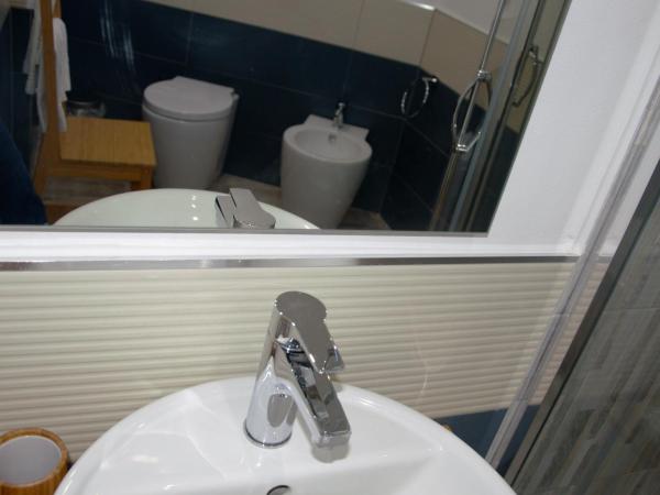 B&B A Due Passi Dal Mare : photo 7 de la chambre chambre triple supérieure - vue sur mer