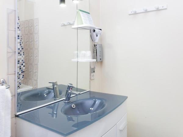 Logis Hotel du Midi : photo 7 de la chambre chambre double confort avec douche et vue sur la rue