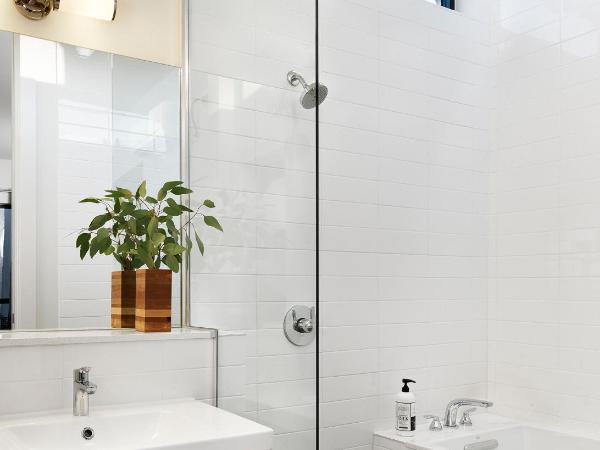 Heywood Hotel : photo 1 de la chambre chambre lit king-size avec baignoire spa