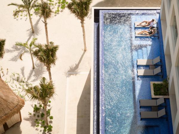 Turquoize at Hyatt Ziva Cancun - Adults Only - All Inclusive : photo 4 de la chambre hébergement lit king-size principal turquoize sky avec accès direct à la piscine - côté océan