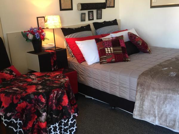 Airport Riverview Motel : photo 3 de la chambre chambre lit queen-size