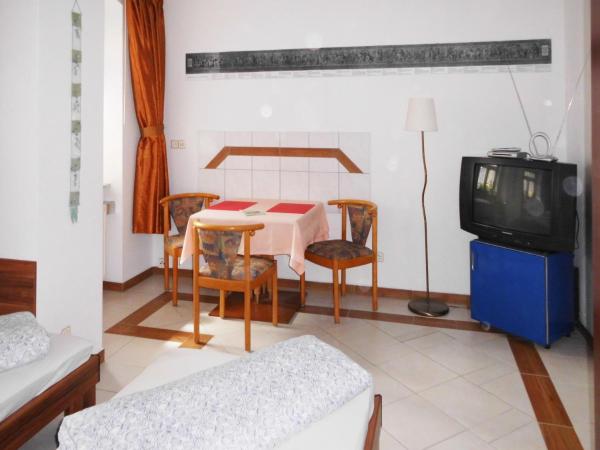 Pension Pieschen Dresden : photo 10 de la chambre chambre lits jumeaux avec salle de bains