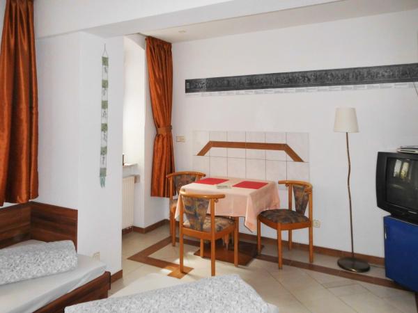 Pension Pieschen Dresden : photo 2 de la chambre chambre lits jumeaux avec salle de bains