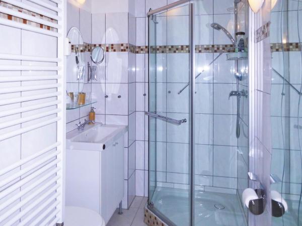 Pension Pieschen Dresden : photo 9 de la chambre chambre lits jumeaux avec salle de bains