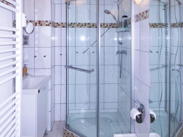 Pension Pieschen Dresden : photo 8 de la chambre chambre lits jumeaux avec salle de bains