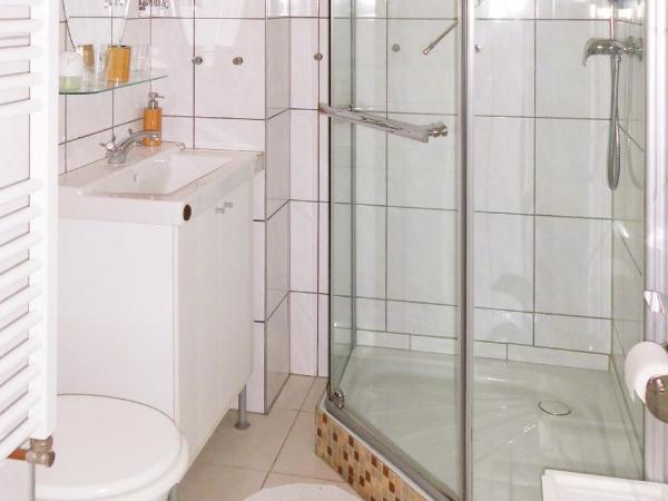 Pension Pieschen Dresden : photo 7 de la chambre chambre lits jumeaux avec salle de bains