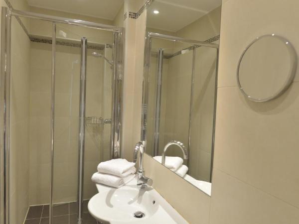 Hôtel Renoir Montparnasse : photo 6 de la chambre chambre double avec lit d'appoint (3 adultes)