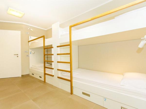 Hostel Dvor : photo 8 de la chambre lit dans dortoir de 4 lits avec salle de bains privative