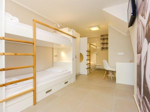 Hostel Dvor : photo 7 de la chambre lit dans dortoir de 4 lits avec salle de bains privative