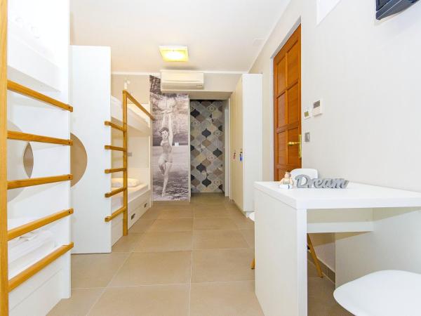 Hostel Dvor : photo 5 de la chambre lit dans dortoir de 4 lits avec salle de bains privative