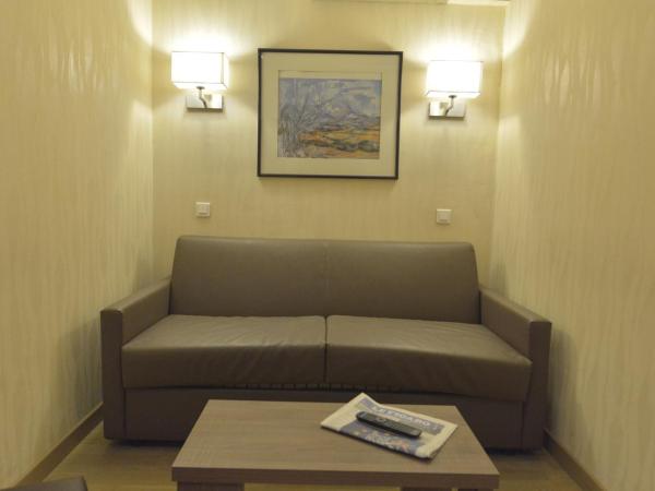 Hôtel Renoir Montparnasse : photo 3 de la chambre chambre quadruple