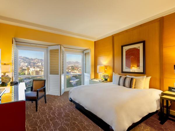 Hotel Sofitel Los Angeles at Beverly Hills : photo 7 de la chambre chambre lit king-size de luxe - vue sur colline d'hollywood
