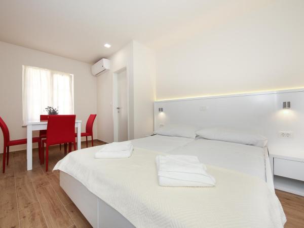 Idassa Atrium rooms : photo 3 de la chambre chambre familiale avec salle de bains