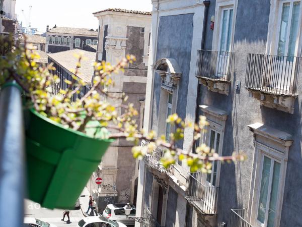 Suite Inn Catania : photo 1 de la chambre chambre familiale supérieure avec balcon