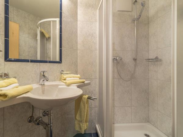 Hotel Garni Chasa Nova : photo 4 de la chambre chambre double avec douche et balcon