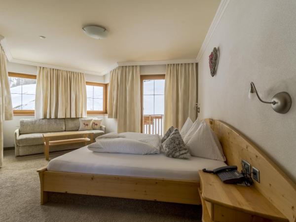 Hotel Garni Chasa Nova : photo 3 de la chambre chambre double avec douche et balcon