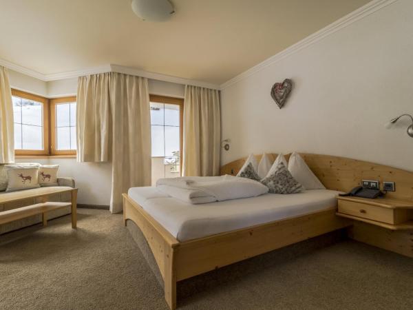 Hotel Garni Chasa Nova : photo 1 de la chambre chambre double avec douche et balcon