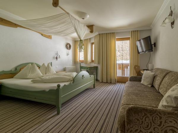 Hotel Garni Chasa Nova : photo 1 de la chambre chambre double avec baignoire et balcon