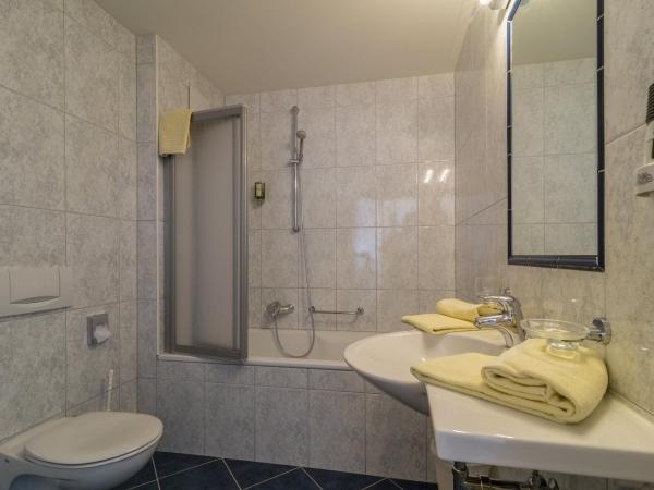 Hotel Garni Chasa Nova : photo 4 de la chambre chambre double avec baignoire et balcon