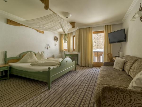 Hotel Garni Chasa Nova : photo 3 de la chambre chambre double avec baignoire et balcon
