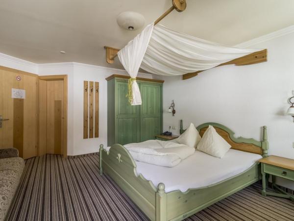 Hotel Garni Chasa Nova : photo 2 de la chambre chambre double avec baignoire et balcon