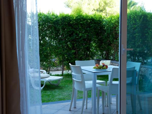 Taormina Villa Oasis Residence : photo 3 de la chambre suite côté jardin bilocale