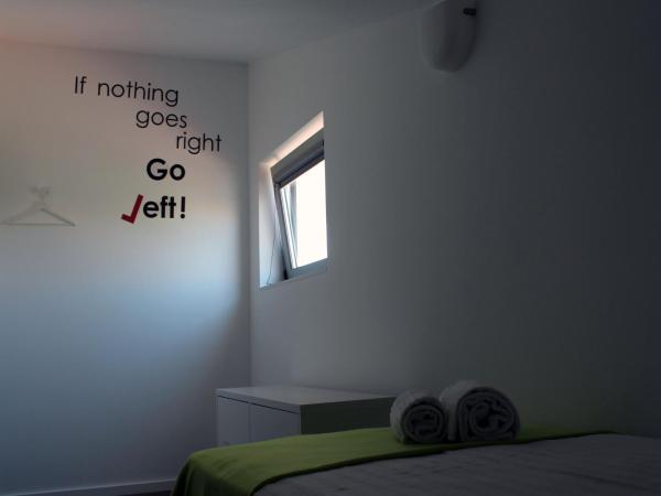 UAU Hostel : photo 3 de la chambre chambre lits jumeaux avec salle de bains commune