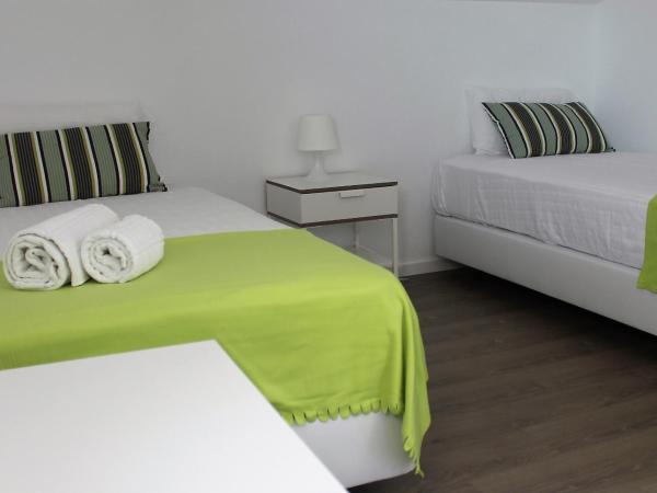 UAU Hostel : photo 4 de la chambre chambre lits jumeaux avec salle de bains commune