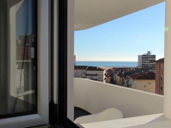 UAU Hostel : photo 6 de la chambre chambre lits jumeaux avec salle de bains commune