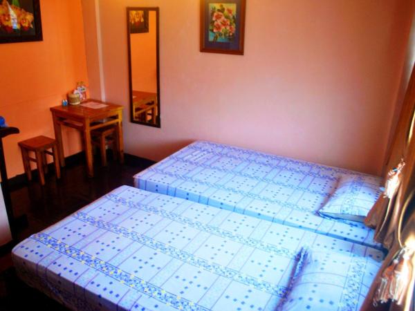 Pailin Guest House : photo 4 de la chambre chambre lits jumeaux avec salle de bains privative