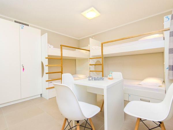 Hostel Dvor : photo 1 de la chambre lit dans dortoir de 6 lits avec salle de bains privative 