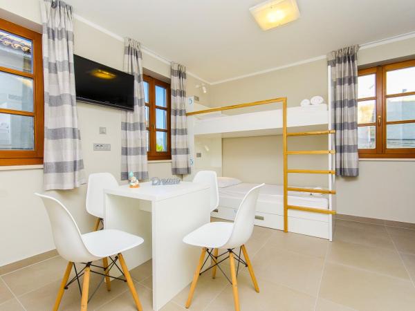 Hostel Dvor : photo 2 de la chambre lit dans dortoir de 6 lits avec salle de bains privative 