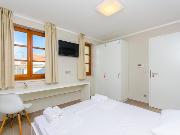 Hostel Dvor : photo 2 de la chambre chambre double avec salle de bains commune