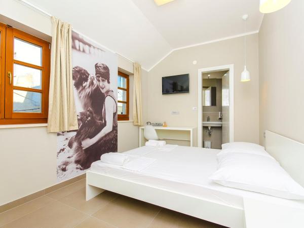 Hostel Dvor : photo 4 de la chambre chambre double avec salle de bains privative
