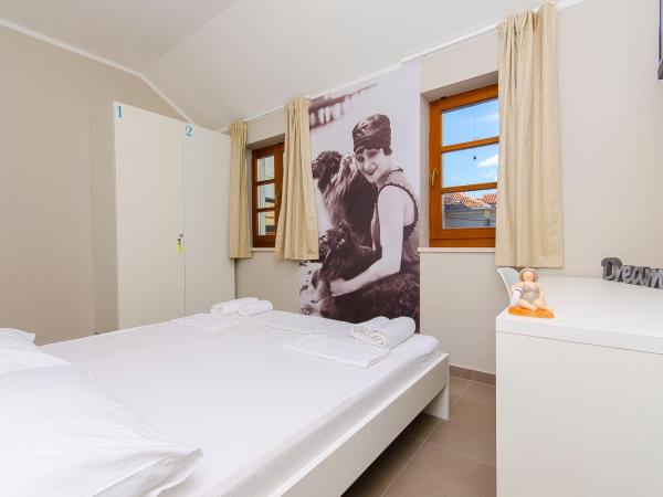 Hostel Dvor : photo 3 de la chambre chambre double avec salle de bains privative