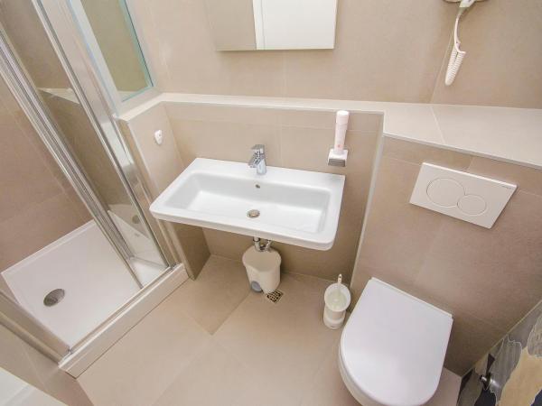 Hostel Dvor : photo 9 de la chambre chambre double avec salle de bains privative