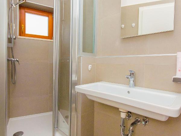 Hostel Dvor : photo 8 de la chambre chambre double avec salle de bains privative