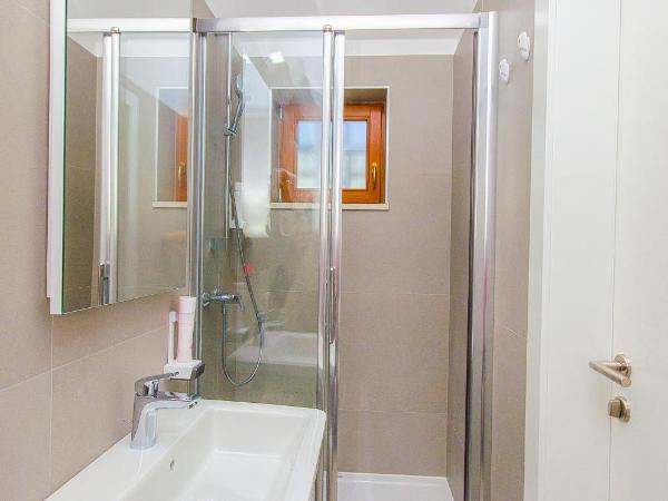 Hostel Dvor : photo 6 de la chambre chambre double avec salle de bains privative