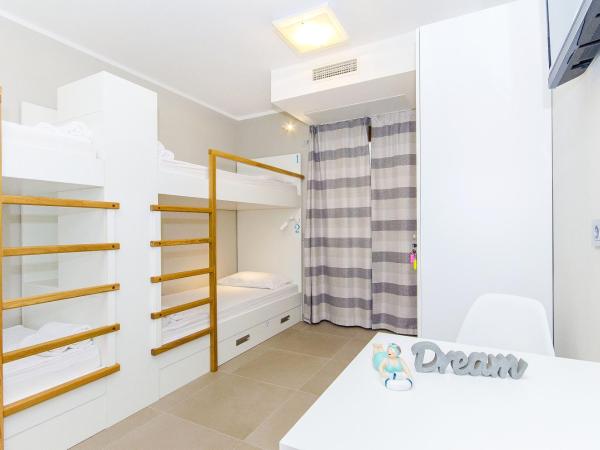 Hostel Dvor : photo 2 de la chambre lit dans dortoir de 4 lits avec salle de bains privative