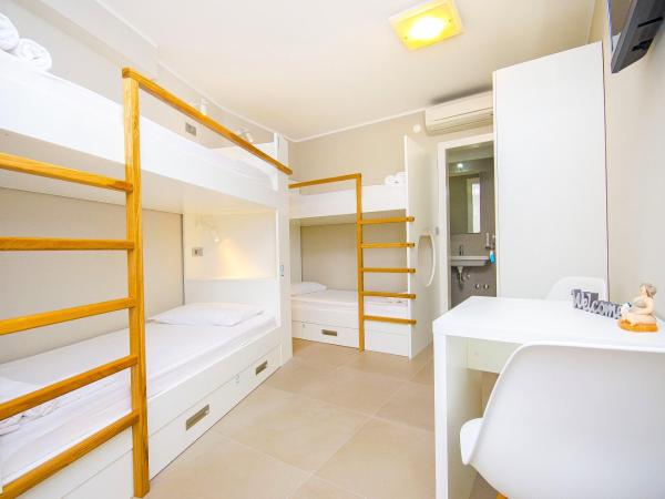 Hostel Dvor : photo 9 de la chambre lit dans dortoir de 4 lits avec salle de bains privative