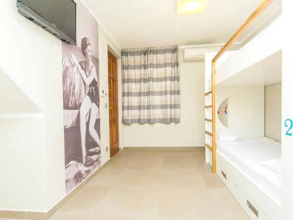Hostel Dvor : photo 2 de la chambre lit dans dortoir de 4 lits avec salle de bains commune