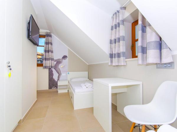 Hostel Dvor : photo 7 de la chambre lit simple dans dortoir de 4 lits avec salle de bains commune